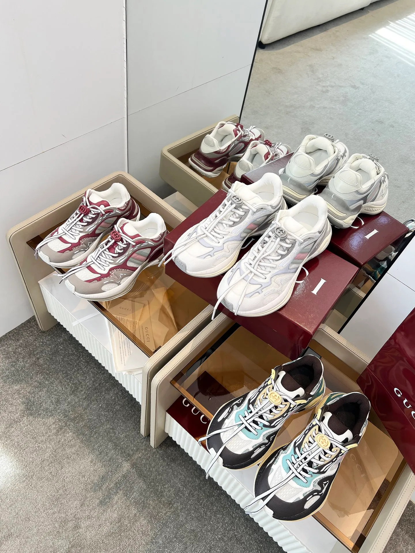 [G Home] P:920💰 Men’s size comes out first Size: 39-45 (45 customized) 2025Gucci series 2.0 sports shoes are made with heavy investment❤️‍🔥❤️‍🔥❤️‍🔥Renewed interpretation of the brand's iconic striped webbing elements😍😍When retro genes collide with futuristic design🎊🎊This new pair of Gucci shoes directly reaches the trend threshold💥 ✔️Color combination of caron contrast + classic stripes, GG reflective piping, visual impact, and comes with a high-light filter for street use ✔️ The structure is made of multi-layer splicing of different materials, mesh is breathable, leather is shaped, and the outsole is made of EVA foam and TPU. 😍😍😍Fashion and practicality are both online ✔️ Detailed double G midsole + iconic double G lock shoelaces, retro DNA is crazy and restless, and every step is based on the trendy aesthetic ❤️❤️❤��❤️